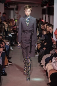 【2019秋冬パリコレ ハイライト1】パリコレ開幕  2018LVMHプライズ特別賞受賞のロック・ファンがショーを開催