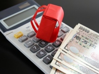 ソニー生命保険が「子どもの教育資金に関する調査」の結果を公表。「大学等へ進学させたい」親の8割半。6割半が「教育費の負担が重い」と感じる。進学費用は平均1万7474円/月で昨年より2037円増加