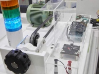 業界初の電力損失ゼロを達成した小型非接触電流センサ「BM14270MUV-LB」を用いたデモ機。ロームは MI素子を採用することで、これまでのホール素子による電流センサの課題を一気に解決した