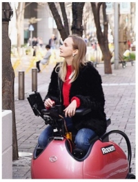 新たな観光スタイルとして実証実験が行われる次世代モビリティ「ロデム」（写真：三菱地所の発表資料より）