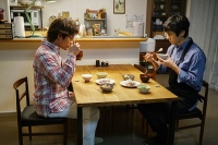 原作通りの雰囲気をしっかり醸し出している内野聖陽（左）と西島秀俊（右）（c）「きのう何食べた？」製作委員会