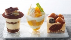 左から「ティラミスパフェ」「マンゴーとナタデココのパンナコッタ」「塩キャラメルデザート」。（画像:シャトレーゼホールディングス発表資料より）