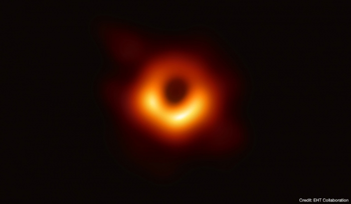 イベント・ホライズン・テレスコープで撮影された、銀河M87中心の巨大ブラックホール (c) EHT Collaboration