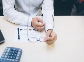 コクヨは全国のオフィスワーカーにデスクワークの実態調査を行った。デスクワーク中の自分の姿勢が悪いと感じている人は8割。姿勢悪化による体調不良と作業効率の低下を自覚している人も多数。