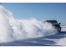 ワールドプレミアは2019年9月に予定するポルシェ・タイカンの寒冷地テストのようす。4ドア4座で600ps(440kW)以上の最高出力を発揮し、0-100km/h加速3.5秒以下を実現し、最大航続距離は500km以上(NEDC準拠)に達する