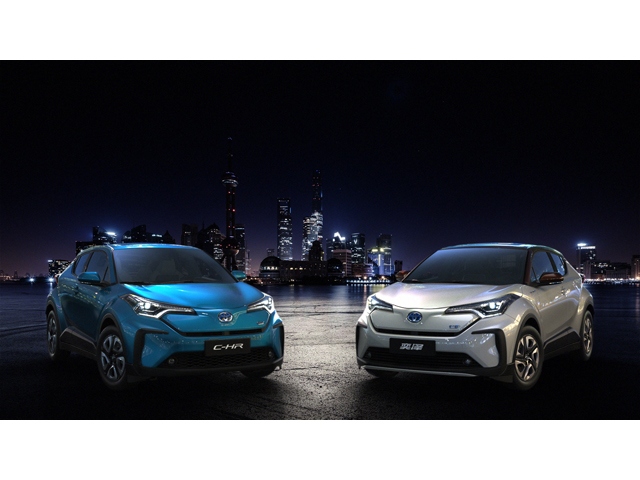 トヨタが2020年に販売を開始する中国向けEV「C-HR」(左)と「IZOA」