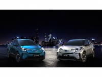 トヨタが2020年に販売を開始する中国向けEV「C-HR」(左)と「IZOA」