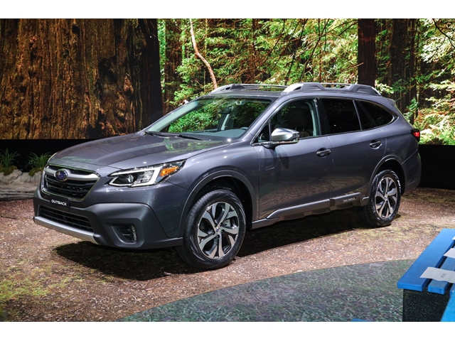 最高出力260hp/5600rpm、最大トルク277lb-ft/2000-4800rpmを発揮するFA24型2.4リッター水平対向4気筒直噴ターボエンジンを搭載するシンメトリーAWD車、新型SUBARU「アウトバック」