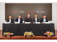 左から、デンソー若林宏之取締役副社長、エリック・メイホファーUber ATG責任者、ダラ・コスロシャヒUber CEO、友山茂樹トヨタ副社長、アーヴィン・トゥSVF Managing Partner