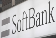 ソフトバンク<9434>(東1)に注目したい。19年3月期増収増益予想である。20年3月期は料金値下げ影響が懸念されるが、スマートフォン契約数が順調に増加して収益拡大を期待したい。