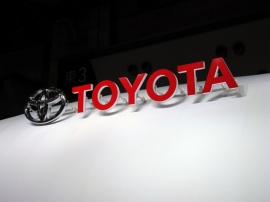 5月8日、決算発表の説明を行うトヨタ自動車社長。売上30兆円超えの発表でも、浮かれた雰囲気はまったく感じられなかった