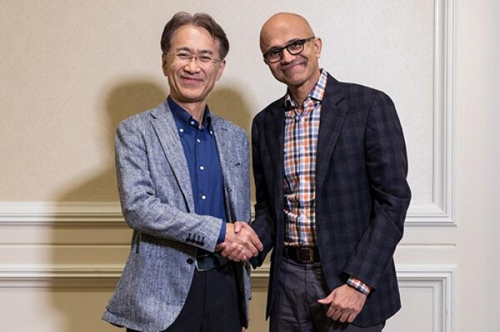 ソニーの吉田憲一郎社長兼CEO(左)と、マイクロソフトのサティア ナデラCEO。（画像: ソニーの発表資料より）
