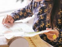 識字率が100%という国もあるが、世界の成人の6人に1人は読み書きができない。アフガニスタンや南スーダンの識字率は30%以下である。戦争や貧困などによって低下する傾向にあり、識字率の低い国では親が文字を読めないことで起こる子どもの事故などもある。