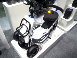 個性的なリア1輪の3輪の外観デザインの電動3輪モビリティのコンセプト「ESMO」、車体後方にあるのがホンダの電動バイクでも使う交換可搬式バッテリー「モバイルパワーパック」 個性的なリア1輪の3輪の外観デザインの電動3輪モビリティのコンセプト「ESMO」、車体後方にあるのがホンダの電動バイクでも使う交換可搬式バッテリー「モバイルパワーパック」