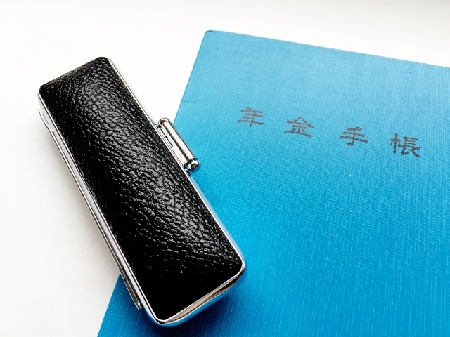 エアトリが「公的年金」に関する調査を実施。受給年齢選択制の認知度は70代で96%、20代で7割。制度に「賛成」47%、「反対」12%。約3/4が「60代」での受給を希望。定年後にしたいこと旅行が9割。