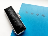 エアトリが「公的年金」に関する調査を実施。受給年齢選択制の認知度は70代で96%、20代で7割。制度に「賛成」47%、「反対」12%。約3/4が「60代」での受給を希望。定年後にしたいこと旅行が9割。