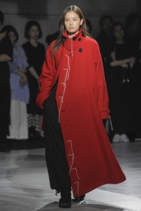 「ワイズ」が５年ぶりにランウェイショーを開催 「アルカンターラ」とのコラボレーションも発表