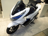 交換式バッテリーパック「Mobile Power Pack」2個を搭載したホンダの125ccクラス原付2種の電動スクーター「PCX ELECTRIC」