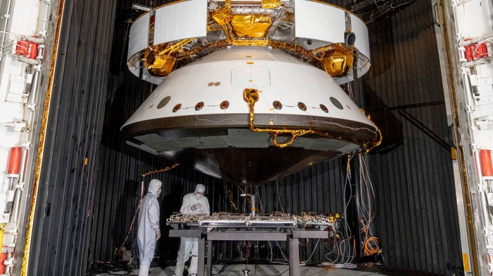 熱真空試験の様子。(c) NASA/JPL-Caltech