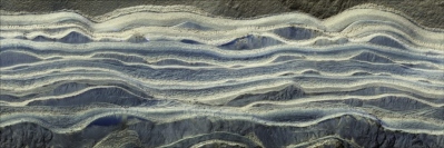火星の極冠に埋まる氷と砂の層。2つの層が交互に並ぶ。 （c） NASA/JPL/University of Arizona