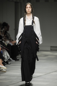 「リミ フゥ」がランウェイ形式で2019秋冬コレクションを発表　スキャパレリへのオマージュを表現