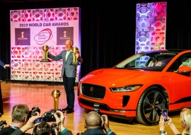 「2019ワールドカーオブザイヤー」を獲得したI-PACE。(画像: ジャガー・ランドローバーの発表資料より) 「2019ワールドカーオブザイヤー」を獲得したI-PACE。(画像: ジャガー・ランドローバーの発表資料より)