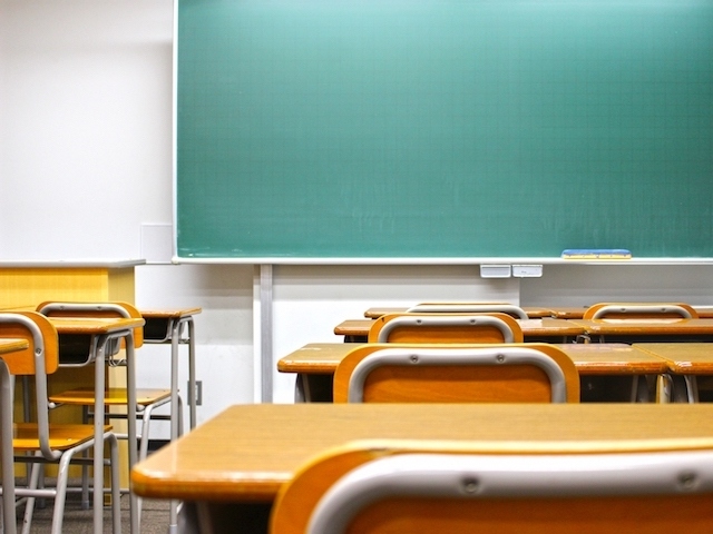 アキュラホームの拠点近隣にある小学校や中学校を対象に、間伐材を加工して製作した小学校学習机の天板を寄贈