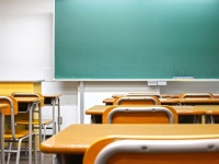 アキュラホームの拠点近隣にある小学校や中学校を対象に、間伐材を加工して製作した小学校学習机の天板を寄贈