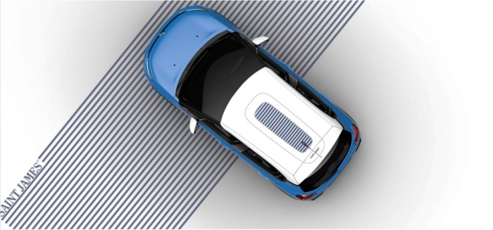 カラーは3色展開。「コバルトブルー」