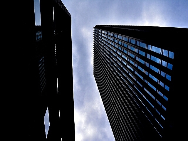 東大が日本と韓国では管理職・専門職男性の死亡率が高いと発表。日本と韓国、欧州の職業階層別死亡率を分析。日本では90年代、熟練職死亡率(自殺率含む)が上昇。経済危機と死亡率に相関。