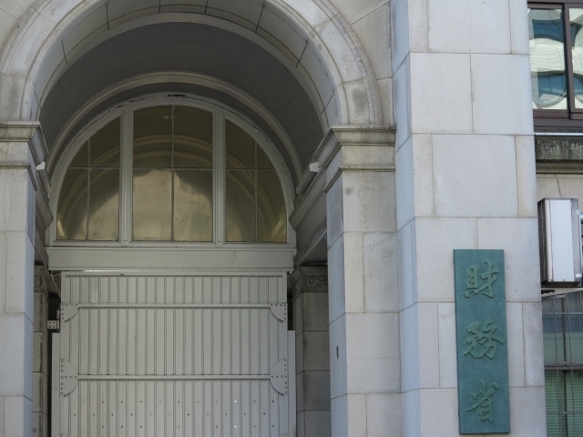 財務省が本年第1四半期の法人企業統計を発表。全産業の売上高は前年同期比3.0%の増加、経常利益は10.3%増加、設備投資は6.1%増加。経常利益は非製造で18.4%の大幅増。投資は製造で8.5%増。