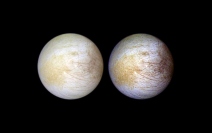 NASAによるエウロパ表面のイメージ。左側の黄色がかった部分が、塩化ナトリウムの濃度が濃い部分。(c) NASA/JPL/University of Arizona