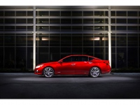 昨年米国で発売した、プロパイロット搭載のスポーティな日産の新型セダン「アルティマ」、日本未発売。今秋には高速道路で同一車線内におけるハンズオフ走行を実現する世界初のシステム「プロパイロット2.0」を搭載する新型「スカイライン」セダンを国内発売する