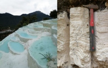 中国雲南省の白水台に広がる石灰棚（左）と、そこから採取された石灰質堆積物の年層（右）（画像: 弘前大学の発表資料より）