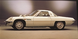 1967年に発売されたマツダの初代ロータリーエンジン車「コスモスポーツ」（画像: マツダの発表資料より）