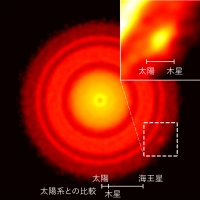 アルマ望遠鏡が観測した「うみへび座TW星」を取り巻く原始惑星系円盤。観測では、円盤の南西側（図右下側）に周囲より電波を強く放つ小さな場所が発見された。 (c) ALMA(ESO/NAOJ/NRAO), Tsukagoshi et al.