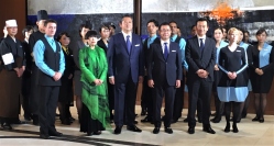 スタッフユニフォームをデザインしたコシノジュンコ氏（前列左から2番目）