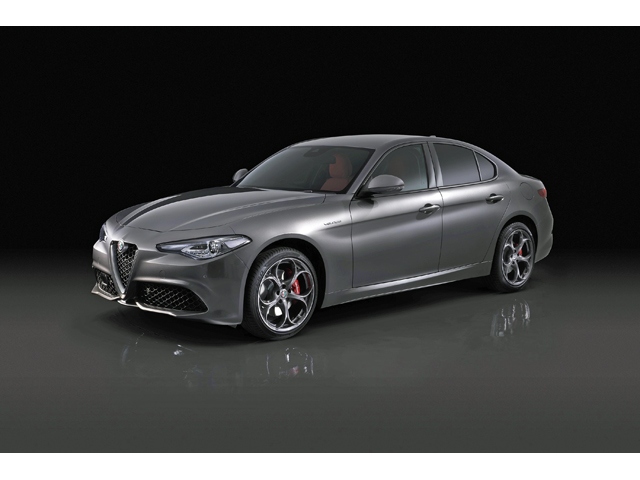 新デザインの専用19インチアルミホイール+225/40R19(前)、255/35R19(後)のランフラットタイヤで精悍な印象となった「GIULIA 2.0 TURBO Veloce」