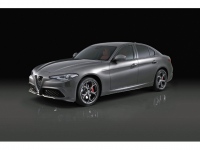 新デザインの専用19インチアルミホイール+225/40R19(前)、255/35R19(後)のランフラットタイヤで精悍な印象となった「GIULIA 2.0 TURBO Veloce」