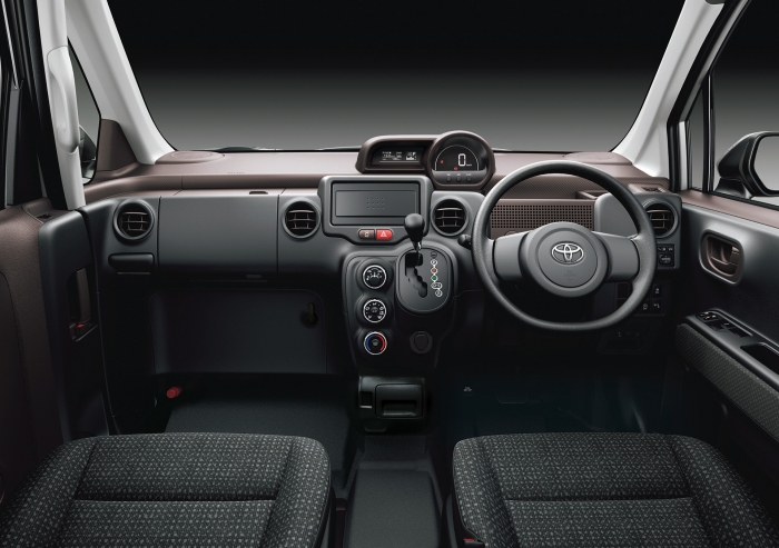 スペイドF（2WD）インテリア。