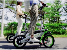 モーターサイクルのようにリーン・傾斜して旋回する3輪の電動車両「YAMAHA TRITOWN」 モーターサイクルのようにリーン・傾斜して旋回する3輪の電動車両「YAMAHA TRITOWN」