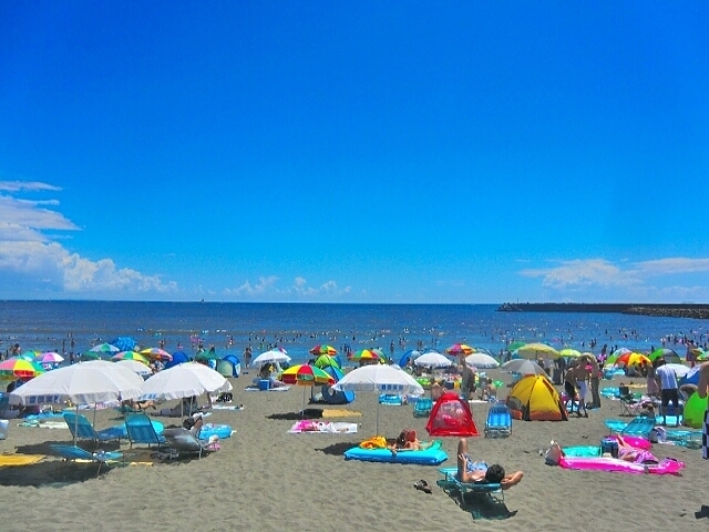 エアトリが「夏休み」に関して調査。「お盆がお休み」は55.8%。3割が9連休。8月14日前後が混雑のピーク。利用の仕方は「海外旅行」が1位。一方、「お盆休み」の人は「自宅でゆっくり」が1位。