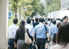 厚労省が「自立支援に関する意識調査」を発表。「困難者を助けたい」66.5%。助けない理由は「負担になる」4割。「障がい者等の就労は困難」71.5%。「相談機関に相談したい」当事者の45.1%。