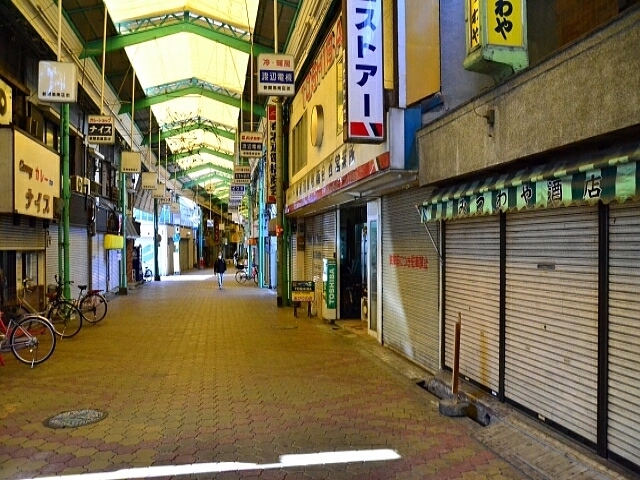 中小企業庁が商店街実態調査の結果を発表。商店街あたりの店舗数は前回54店から51店に減少。チェーン店舗数は4店から6店に増加。空き店舗は増加する見込みの商店街は54%。パート、アルバイト無しが75%。