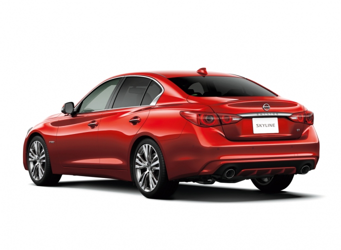 新型スカイラインGT Type SP（HYBRID／2WD）。ボディカラーはカーマインレッド。