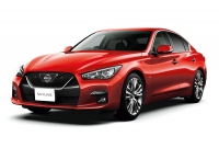 新型スカイラインGT Type SP（HYBRID／2WD）。ボディカラーはカーマインレッド（画像: 日産自動車の発表資料より）