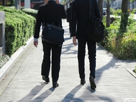 東京商工リサーチが2019年上半期上場企業「早期・希望退職」実施状況を調査。19年上半期に希望・早期退職者を募集した上場企業は17社、人員は既に昨年の2倍を上回る。業種別では電気機器が5社でトップ。 東京商工リサーチが2019年上半期上場企業「早期・希望退職」実施状況を調査。19年上半期に希望・早期退職者を募集した上場企業は17社、人員は既に昨年の2倍を上回る。業種別では電気機器が5社でトップ。