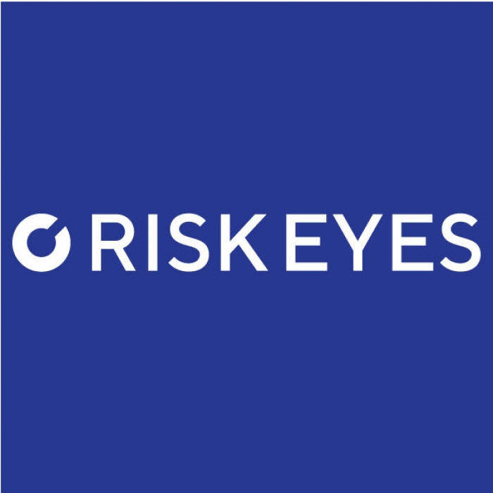 「RISK EYES」のロゴ。（画像: ソーシャルワイヤーの発表資料より）