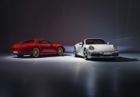 前19インチ235/40ZR、後20インチ295/35ZRと前後異径タイヤを採用したポルシェの新型911カレラのクーペおよびカブリオレ