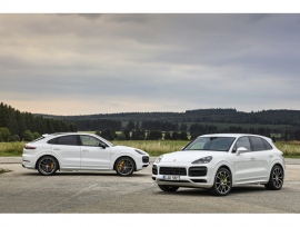 カイエンのラインアップに加わった最上級となる「カイエンターボSEハイブリッド」(右)と「カイエンターボSEハイブリッドクーペ」 カイエンのラインアップに加わった最上級となる「カイエンターボSEハイブリッド」(右)と「カイエンターボSEハイブリッドクーペ」